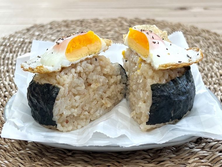 目玉焼きおにぎりを半分に切った様子