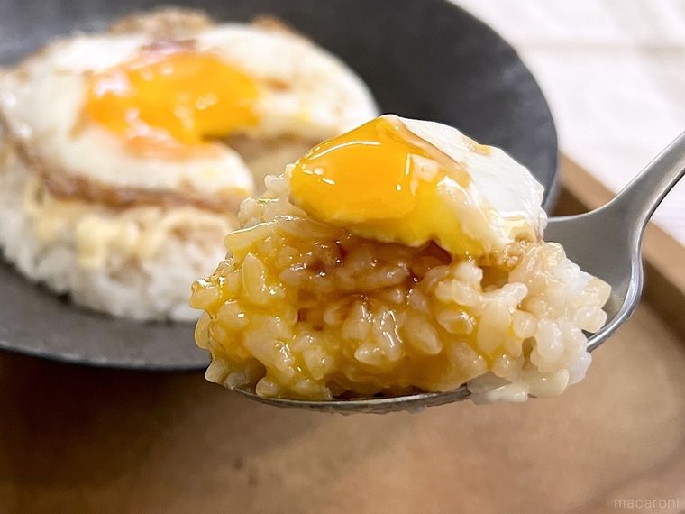 照りマヨ目玉焼き丼をスプーンですくった様子