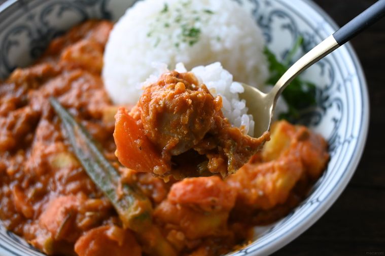 マフェをスプーンですくう様子