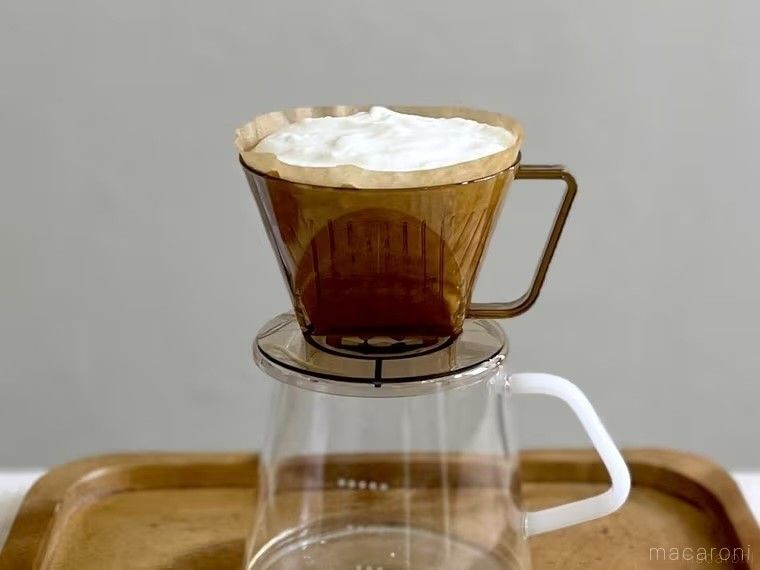 コーヒーフィルターでヨーグルトの水切りをしている様子