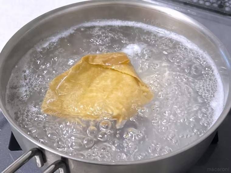 コーヒーフィルターでポーチドエッグを作っている様子