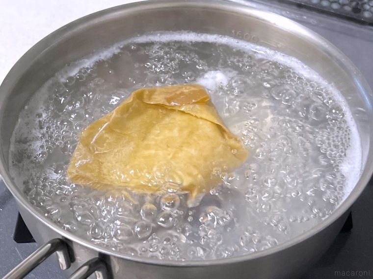 コーヒーフィルターでポーチドエッグを作っている様子