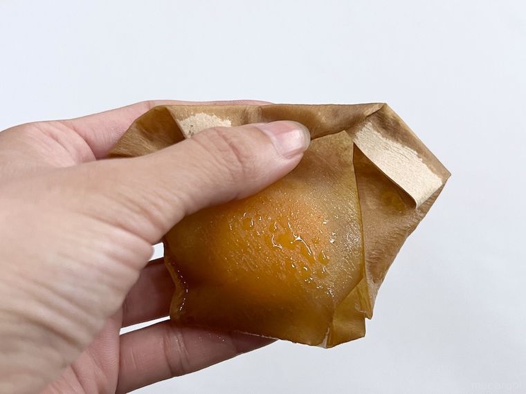 卵が入ったコーヒーフィルターの口を閉じた様子