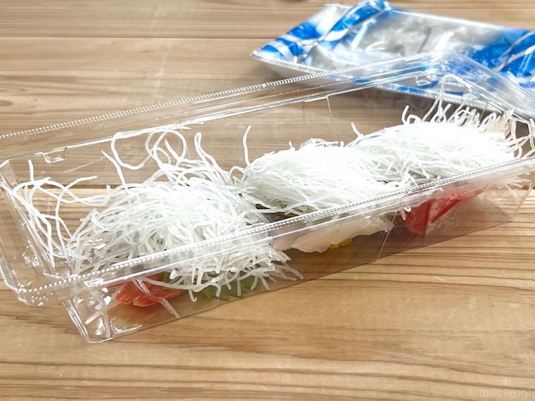 刺身パックを裏返して底のトレーを外した様子