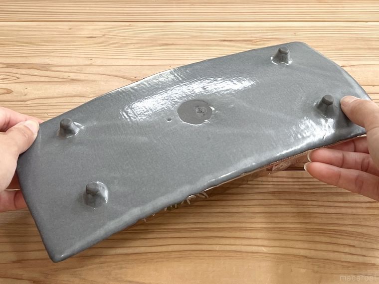 裏返した刺身パックの上に皿を重ねた様子