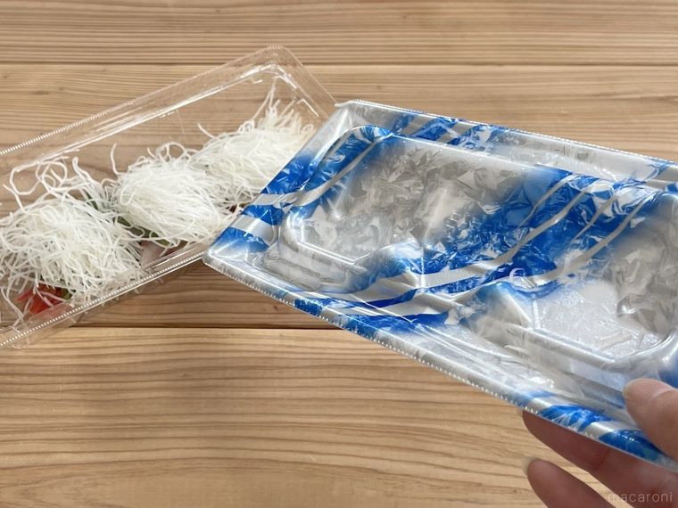 刺身パックを裏返して底のトレーを外した様子