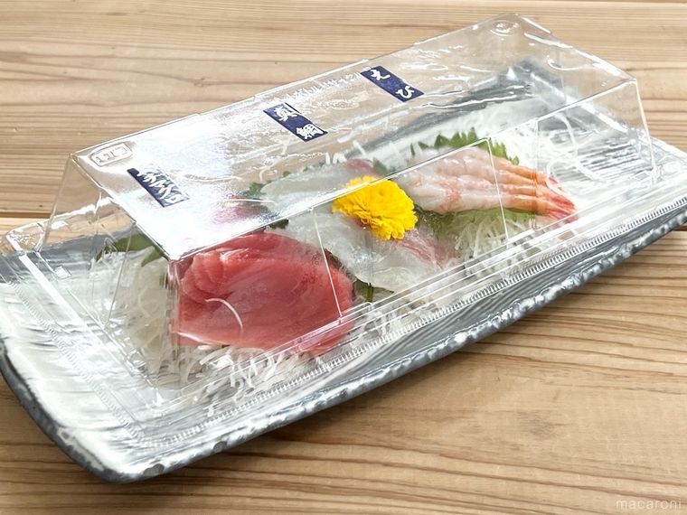 刺身を皿に盛り付けた様子