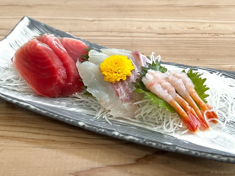 刺身を皿に盛り付けた様子