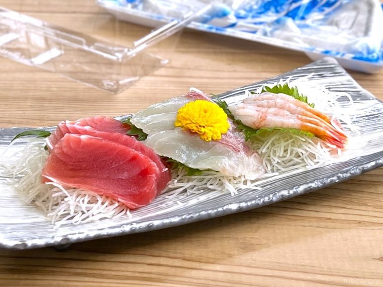 刺身を皿に盛り付けた様子