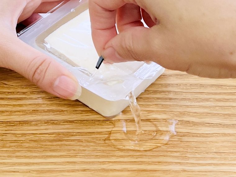 豆腐パックの水がこぼれた様子