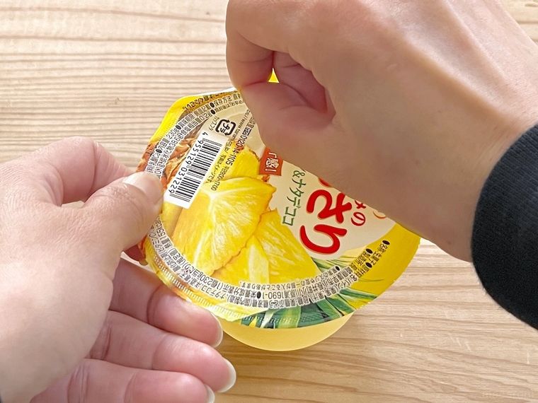 ゼリーを開けている様子