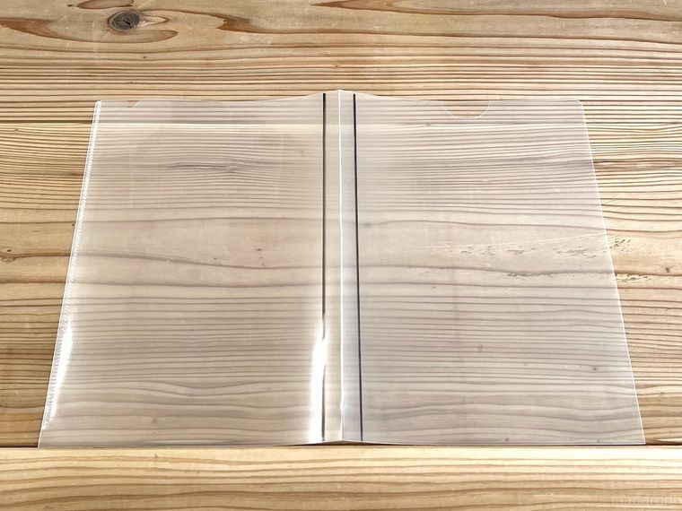 クリアファイルに線を引いた様子