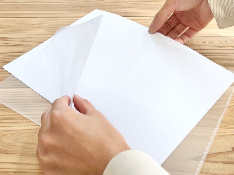 クリアファイルに書類を入れている様子