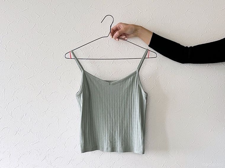 輪ゴムをつけたハンガーに服をかけた様子