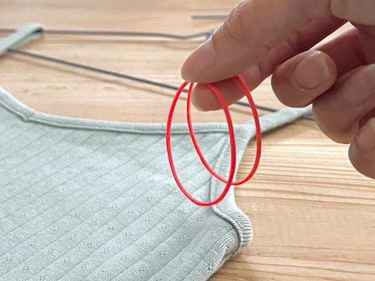 輪ゴムを手で持っている様子