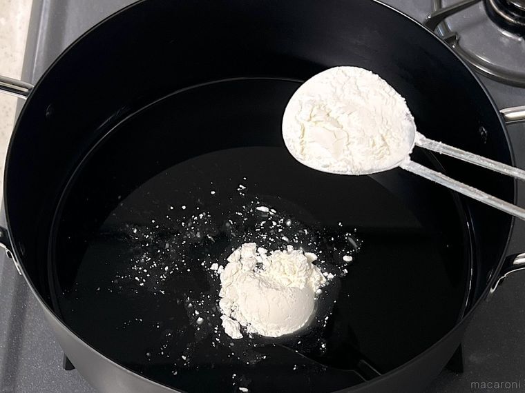 油が入った鍋に薄力粉を加えている様子