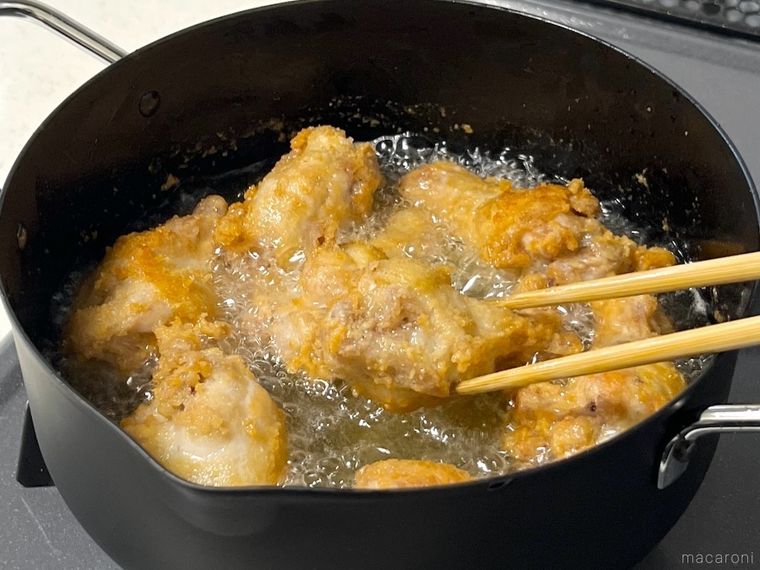 唐揚げを作っている様子