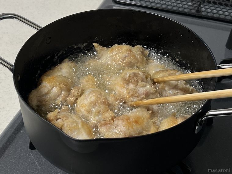 唐揚げを作っている様子