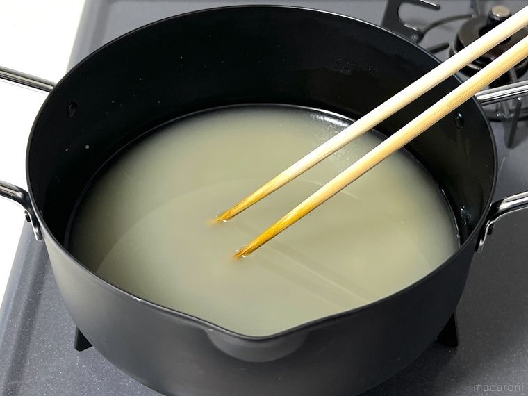 油に薄力粉を溶かしている様子
