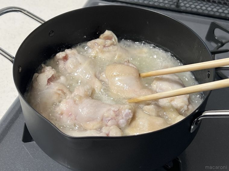 唐揚げを作っている様子