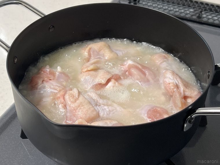 唐揚げを作っている様子