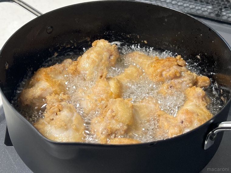 唐揚げを作っている様子