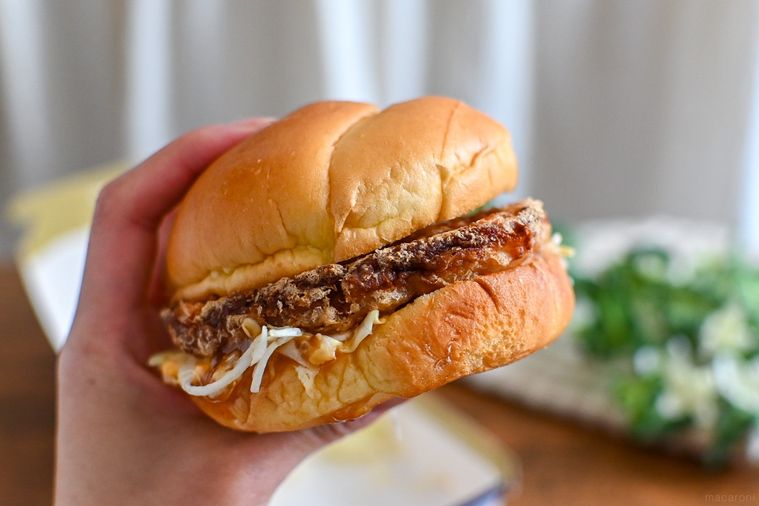 バーガーを持っているところ