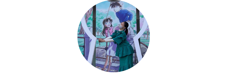 青いの洋服の女性