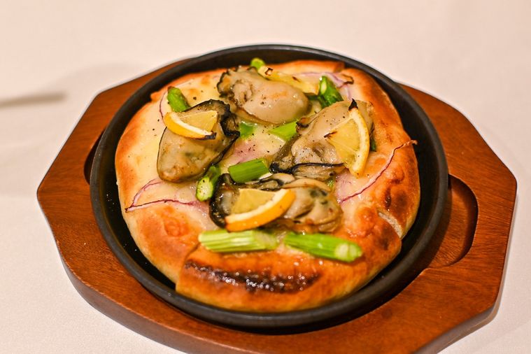 牡蠣とアスパラガスのちいさなブレッドピザのアップ