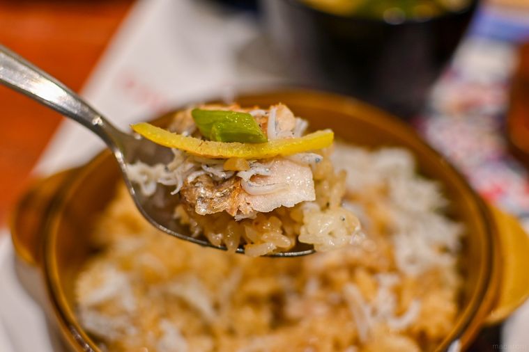 鯛めしをスプーンですくっているところ