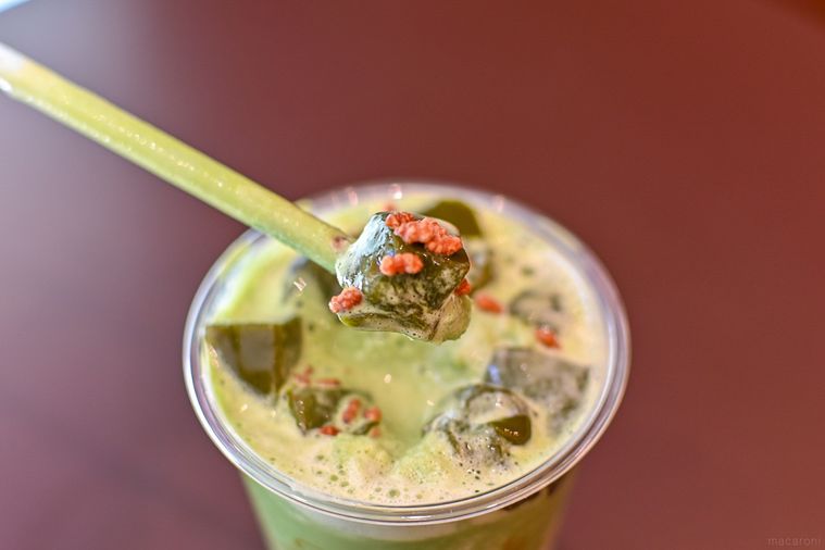 抹茶わらび餅をすくっているところ