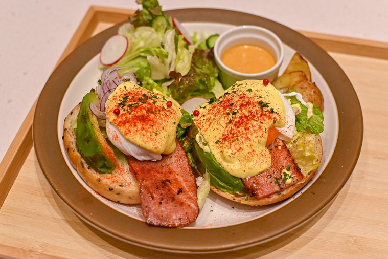 エッグベネディクトのプレートのアップ