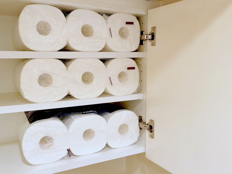 コストコのトイレットペーパーの個包装パックを棚に収納しているところ
