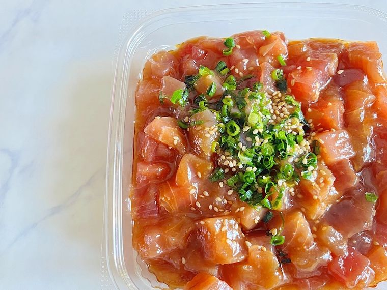 コストコのマグロポキのパッケージの蓋を取ってアップで見たところ