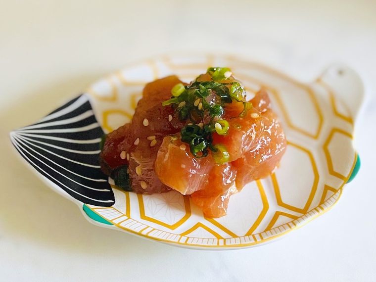 コストコのマグロポキを少量小皿にとって箸を添えたところ