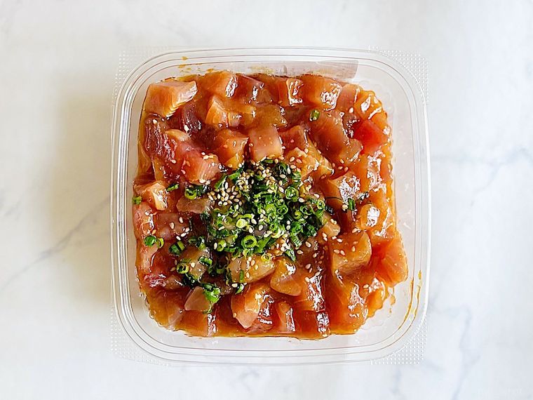 コストコのマグロポキのパッケージの蓋を取ったところ