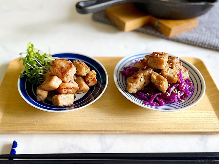 焼いてアレンジしたコストコのマグロポキ2種類を、それぞれ丸い小皿に盛って木製プレートに並べたところ