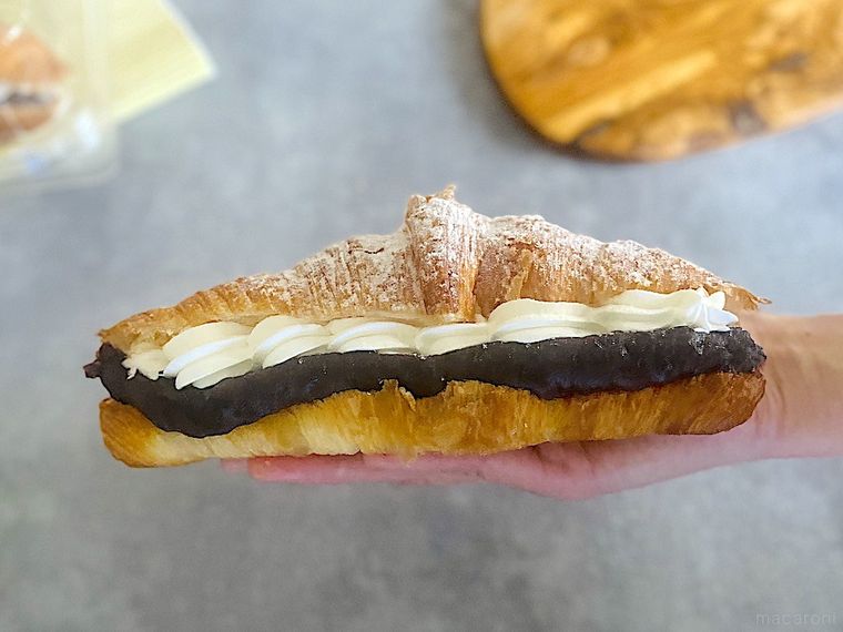 コストコのあんホイップクロワッサンを1個手のひらにのせて大きさを示しているところ