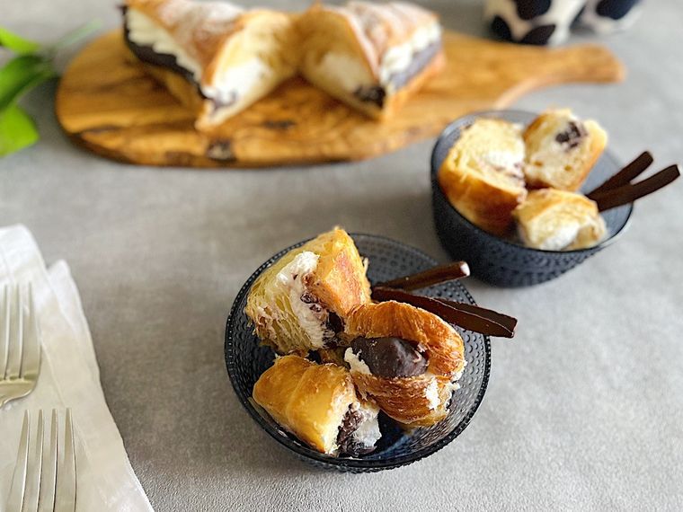 コストコのあんホイップクロワッサンをひと口大にカットして器に盛り付けたところ