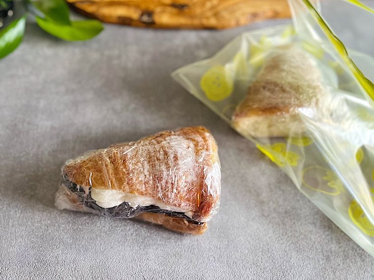 半分にカットしたコストコのあんホイップクロワッサンをラップで包みジップ付き袋に保存しているところ