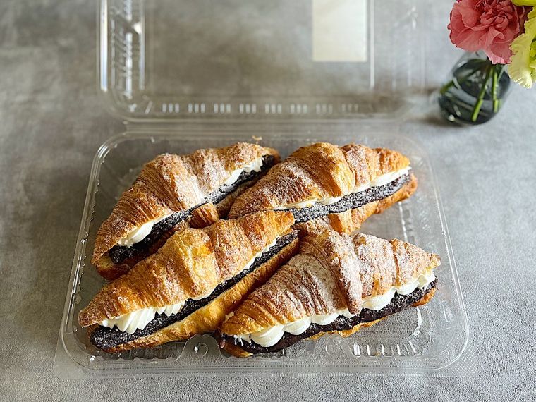 コストコのあんホイップクロワッサンのパッケージの蓋を開けたところ