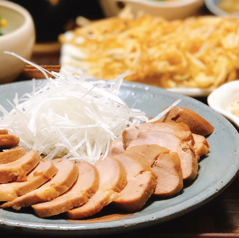 チャーシューと白髪ねぎが盛られている皿