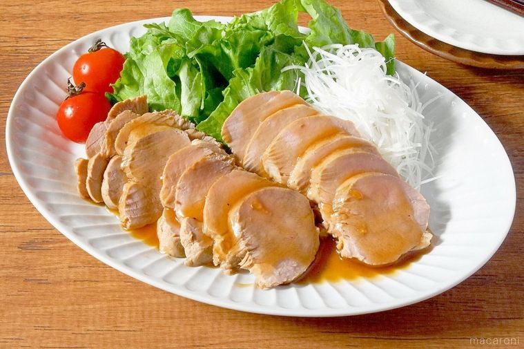 チャーシューとサラダが盛られている皿