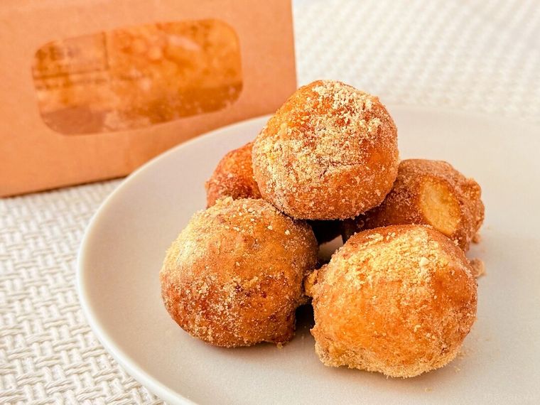 白皿にのった丸亀うどーなつ きなこ味