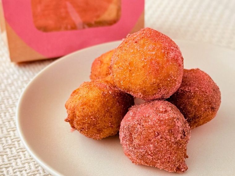 白皿にのった丸亀うどーなつ いちごみるく味