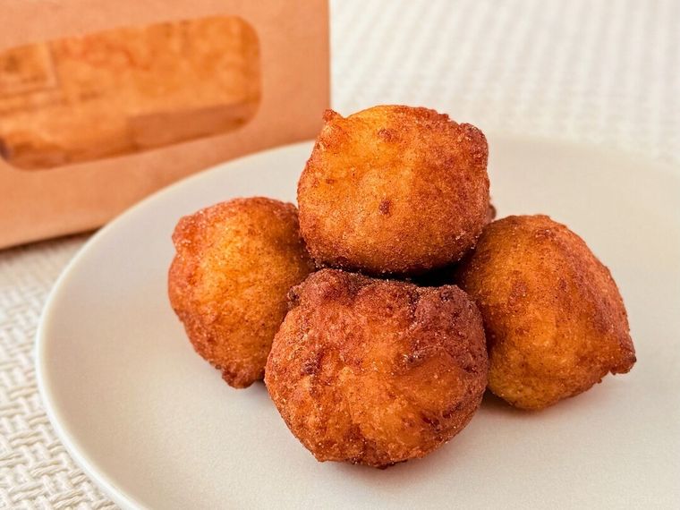 白皿にのった丸亀うどーなつ みたらし味