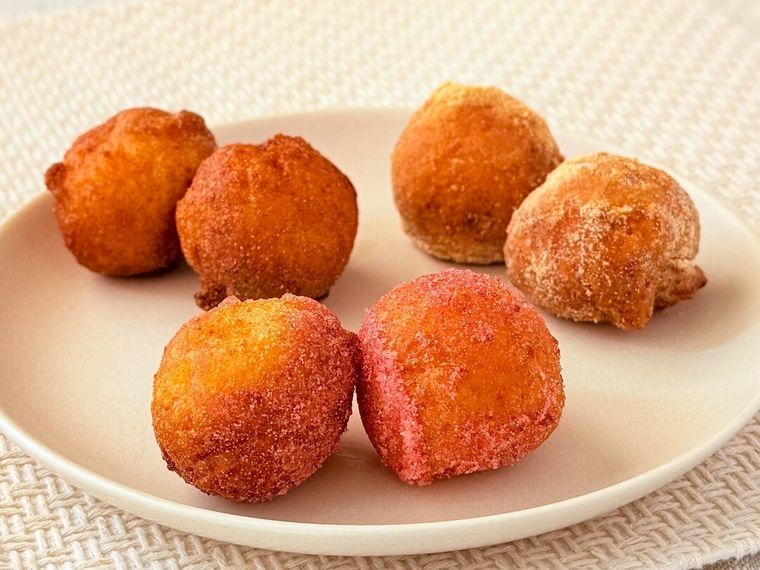 3種類の丸亀うどーなつが並んでいる様子