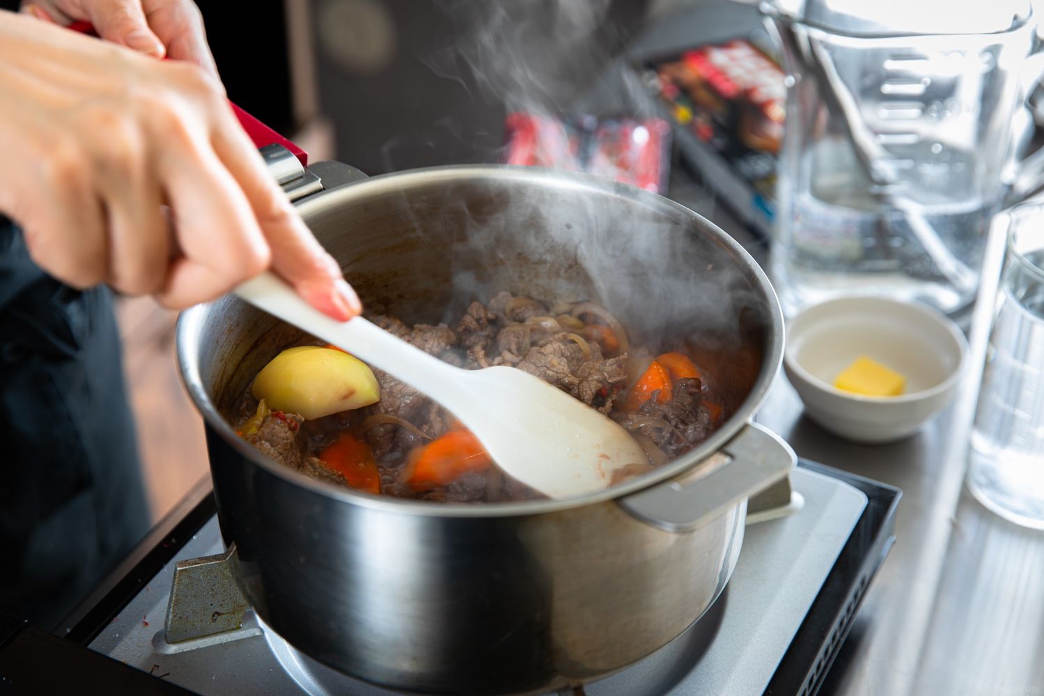 カレーを作っている