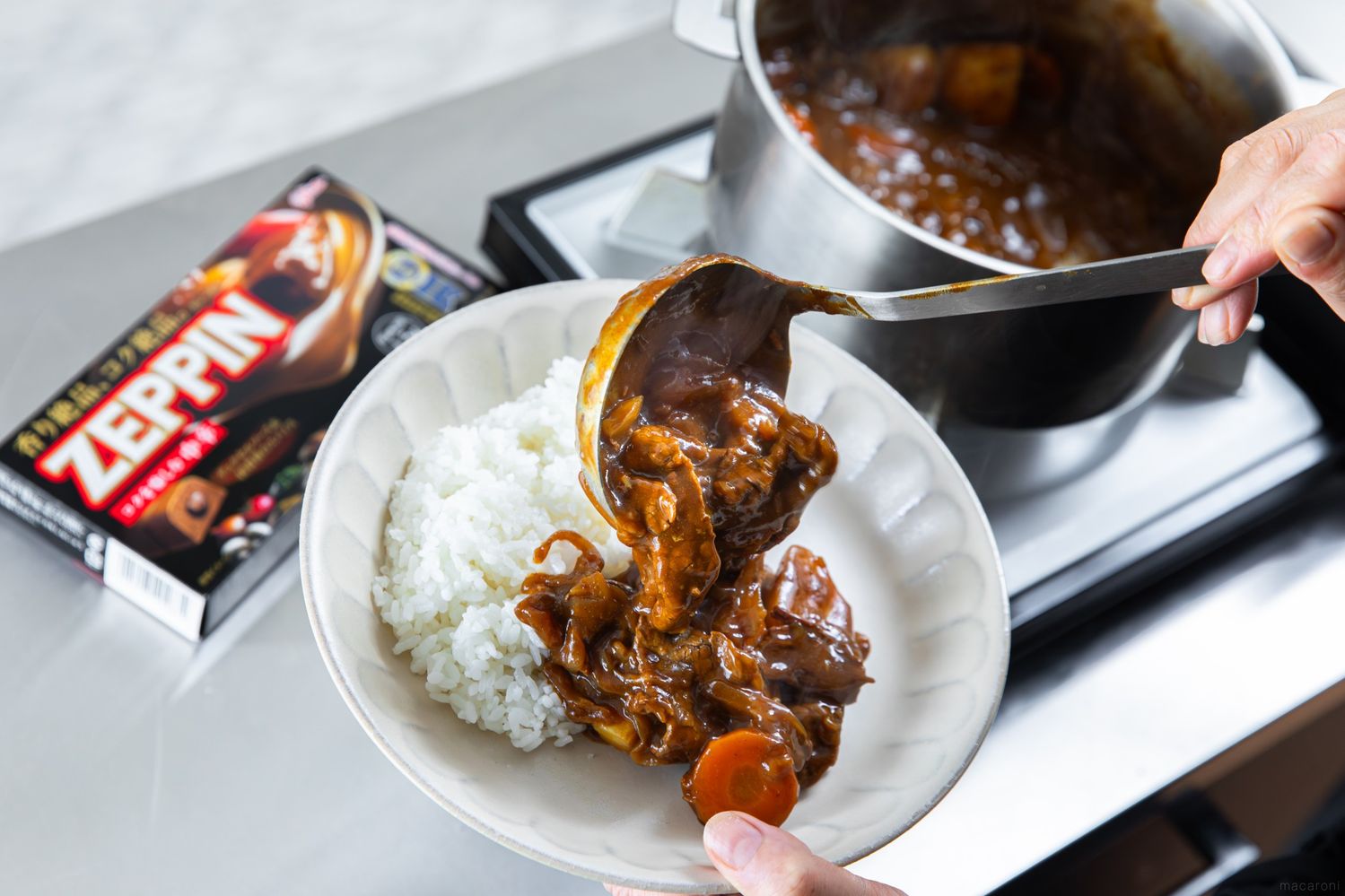 カレーをよそっている