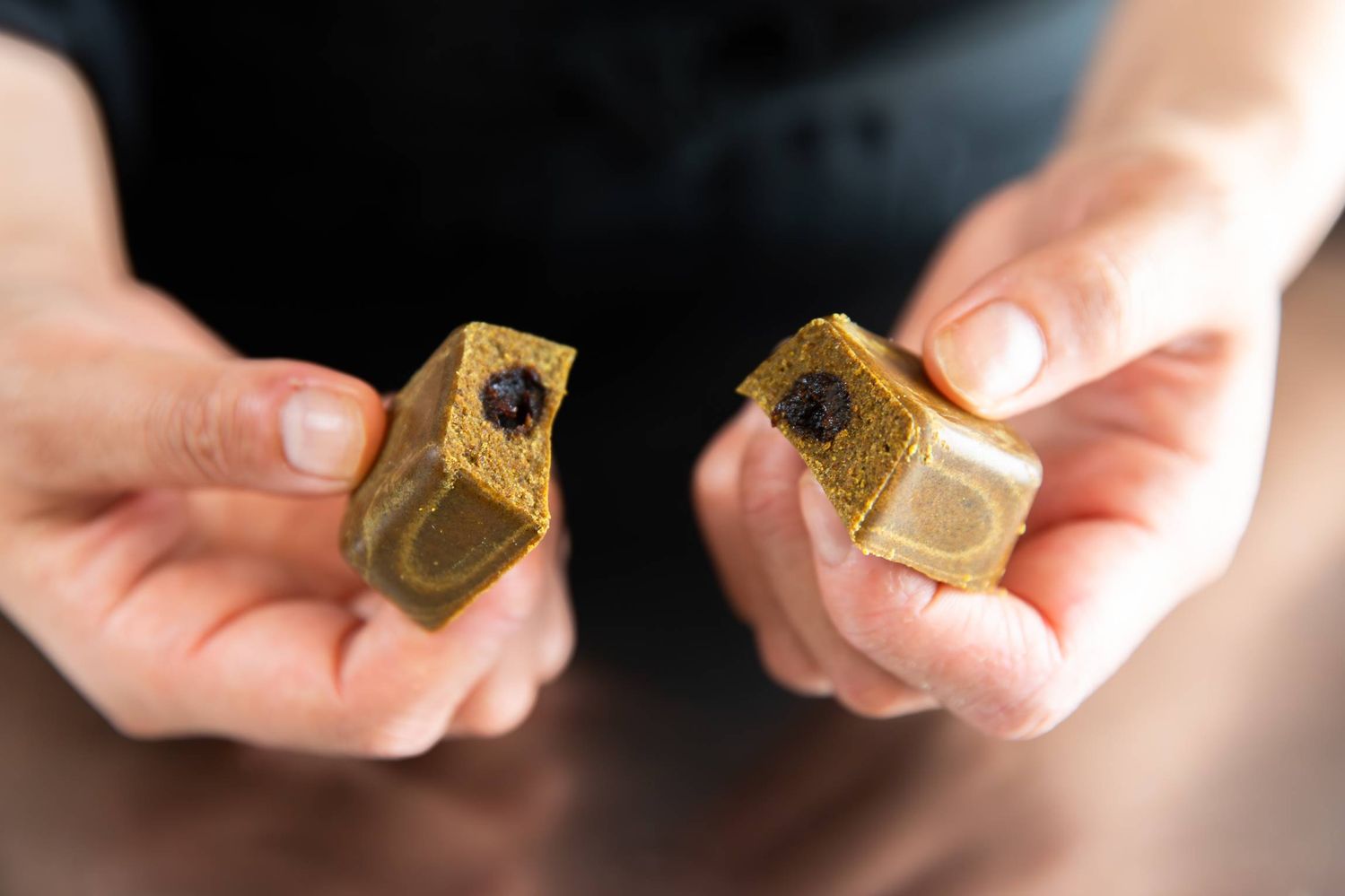 カレールウを割っている